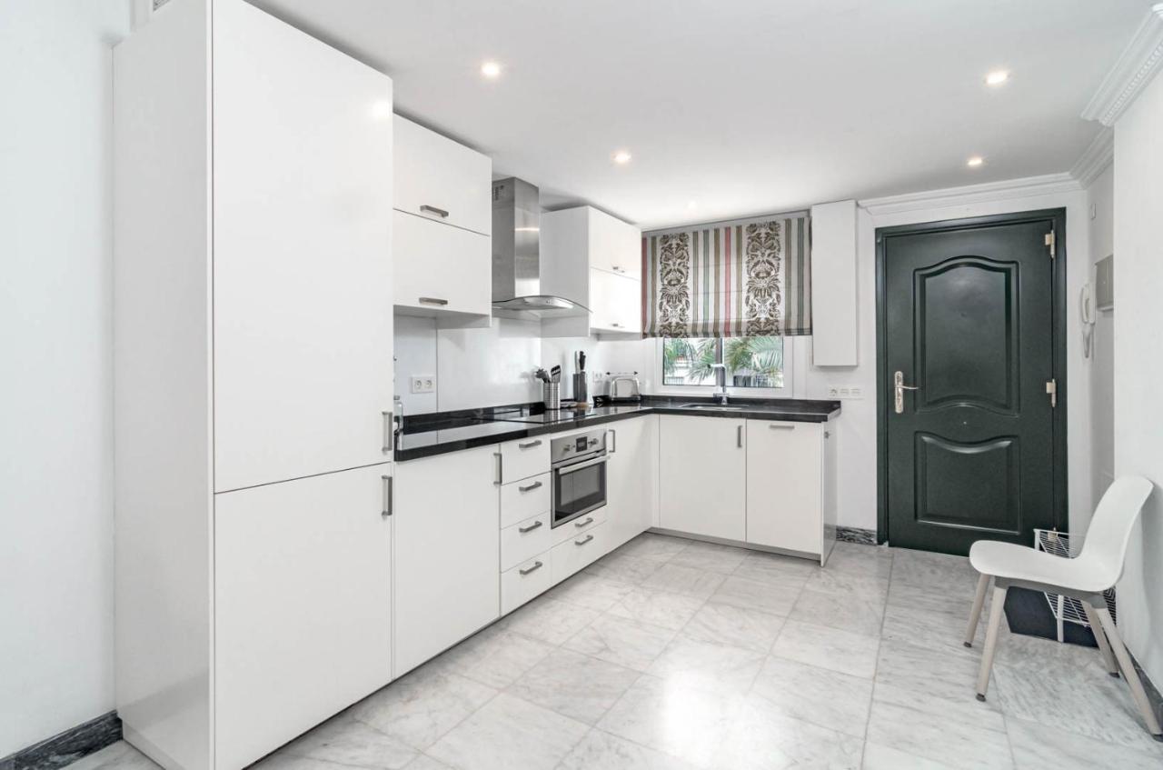 Contemporary 2br Apt With Terrace In Nueva Andalucia 'the Golf Valley' Appartement