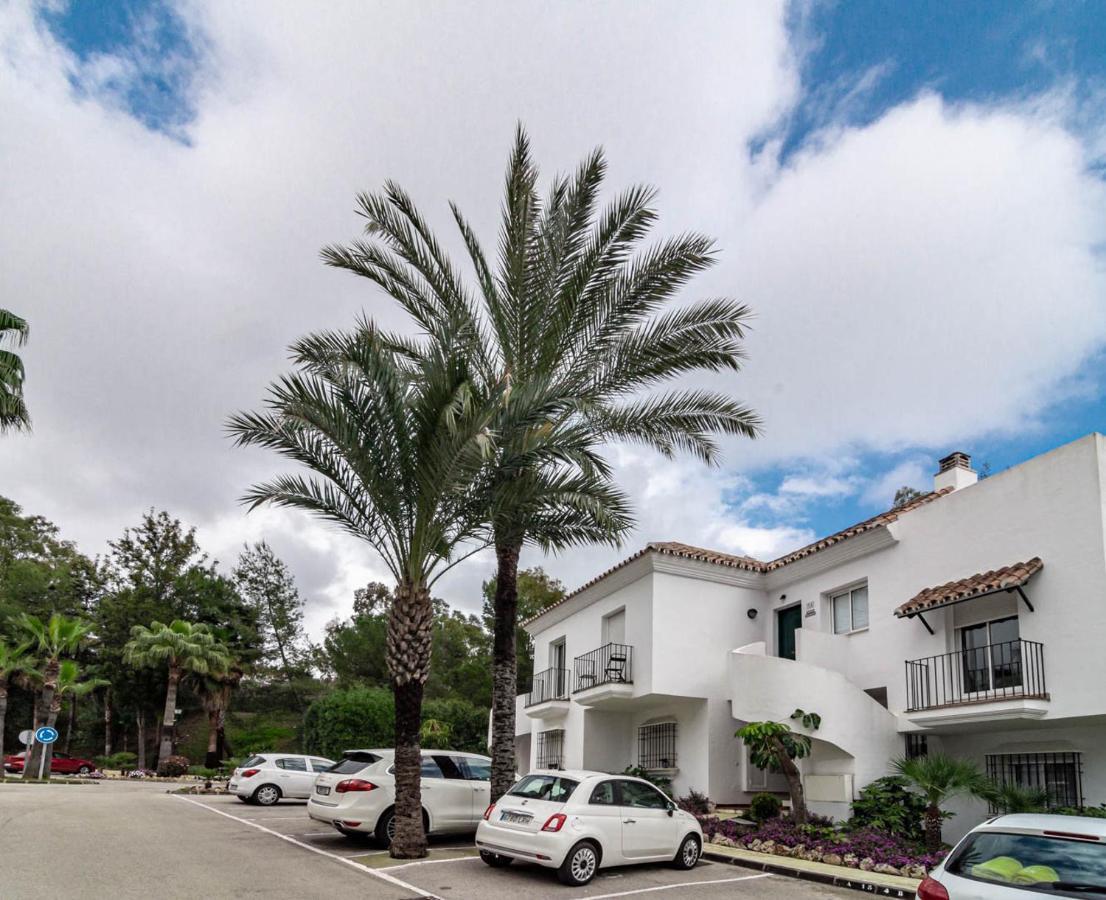 Appartement Contemporary 2br Apt With Terrace In Nueva Andalucia 'the Golf Valley'